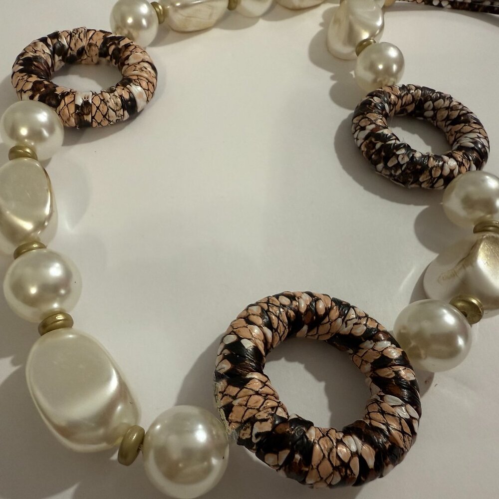 Gardenia Beads and Faux Leather Necklace - Picture 2 of 5